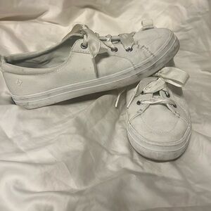 Sperry memory foam tennis shoes
White
Size 8.5